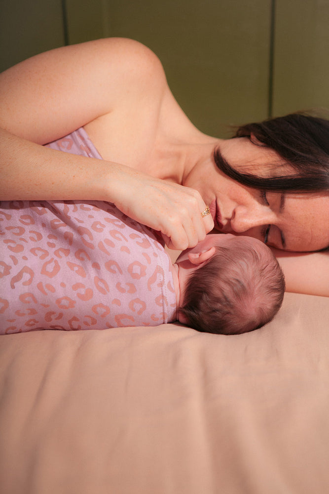 
                  
                    Bandeau de peau-à-peau en coton bio imprimé léopard Naissance publique
                  
                