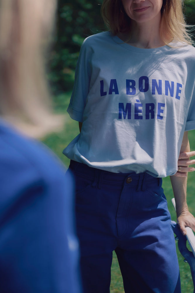 Tee-shirt bleu clair coupe loose La bonne mère collaboration Naissance publique X Sophie Ferjani